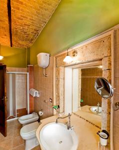 莱西纳B&B Liu' Palazzo Ducale的浴室配有盥洗盆、卫生间和浴缸。