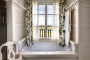 吉塔里亚伊图雷吉酒店的窗户,窗户和椅子