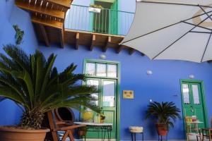 加藤德雷To Konatzi tis Marikas tzai tou Yianni的蓝色的房间,设有绿门和蓝色的墙壁
