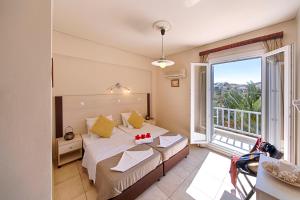 加利萨斯弗朗索瓦丝酒店的一间卧室设有一张床和一个大窗户