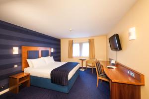戴斯Leonardo Inn Aberdeen Airport的配有一张床和一张书桌的酒店客房
