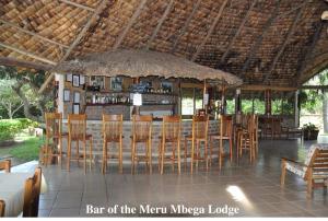 育空河Meru Mbega Lodge的酒吧设有椅子,酒吧则为酒窖。