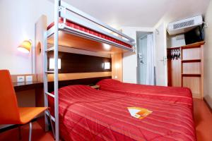 日尔南格勒诺布尔 - 吉尔斯大学普瑞米尔经典酒店的一间卧室配有一张带红色床罩的双层床