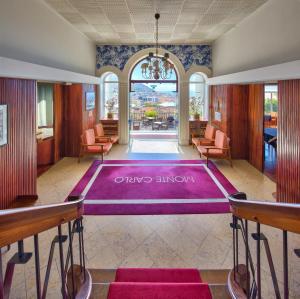 丰沙尔蒙特卡罗酒店的一间房间中间的大紫色地板