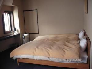 野沢野沢御宿的一间卧室配有一张带镜子的大床