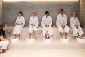 格雷伯斯塔德TanumStrand SPA & Resort的一组人坐在浴缸里