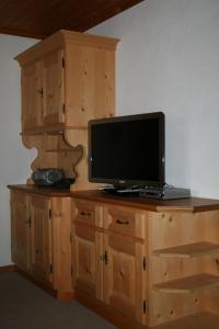 克洛斯特斯Hus Pravis的木梳妆台顶部的电脑