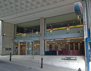诺丁汉大不列颠诺丁汉酒店的一座带玻璃门和人行道的大型建筑