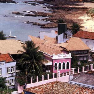 萨尔瓦多凯萨琳娜帕拉瓜库酒店的一组以海洋为背景的房屋