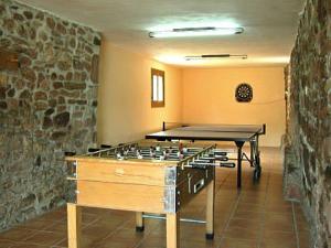 ArráyozCasa Artxea的一间房间,配有乒乓球桌