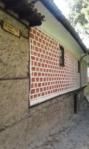 大特尔诺沃The Red Konak的砖砌的建筑,旁边标有标志