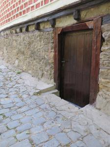 大特尔诺沃The Red Konak的砖砌建筑一侧的木门