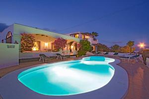 阿索马达Villa Dune的房屋前的大型游泳池