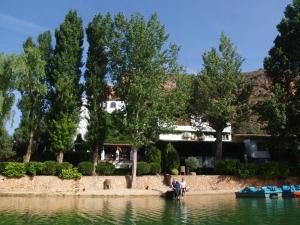 鲁伊德拉艾奥巴曼捷乡村酒店的一群坐在湖岸上的人