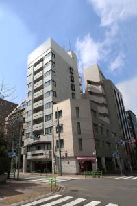 东京泽姆城市旅馆的街道交汇处城市的两座高楼