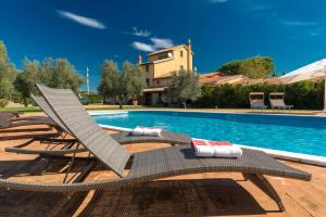 维泰博Relais Santa Caterina Hotel的游泳池旁的一把躺椅
