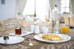 比勒陀利亚哈特菲尔德乡村旅馆的一张桌子,上面放着一盘食物和一瓶