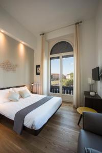 佛罗伦萨7Florence的一间卧室设有一张大床和一个大窗户
