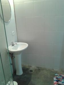 伊利亚贝拉Casa em Ilhabela的一间带水槽和镜子的浴室