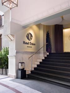 马德里Hotel Único Madrid, Small Luxury Hotels的酒店入口处的楼梯