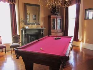 维克斯堡Baer House Inn的带壁炉的客房内的红色台球桌