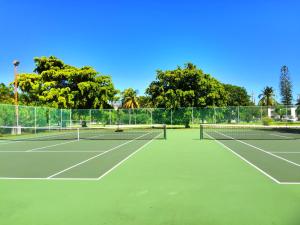伊斯拉莫拉达Caloosa Cove Resort - With Full Kitchens的网球场,上面有两把网球拍