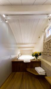 威尼斯萨沃亚及尤兰达酒店的带浴缸和盥洗盆的浴室