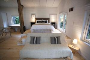 RalúnMareas Ralun Lodge的一间卧室设有两张床和两个窗户。
