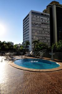 大坎普大坎普捷达酒店的一座带喷泉的游泳池和一座建筑