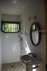 埃尔乔罗Cortijo Don Rodrigo的一间带水槽和镜子的浴室以及窗户。