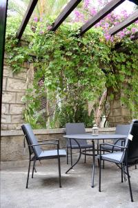 埃尔乔罗Cortijo Don Rodrigo的庭院配有桌椅和鲜花