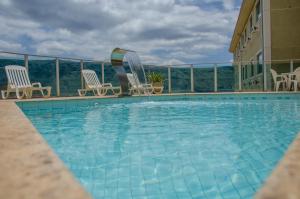 欧鲁布兰科塞拉皇宫酒店 的一个带椅子和围栏的酒店游泳池