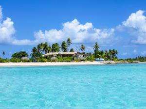 提克豪哈卡马努酒店的海洋上的岛屿,上面有房子