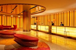 宫崎喜来登顶级海洋度假酒店的大堂,酒店,有酒吧和人