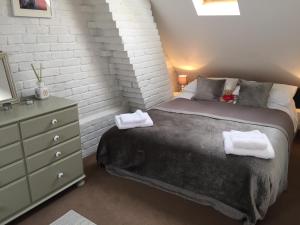 浦耳Luxury Victorian Cottage in quiet location by town centre and quay - log fires - full Virgin TV including sport and movies - fibre broadband - dog friendly的卧室配有床和白色砖墙