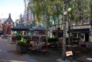 阿姆斯特丹阿姆斯特丹市中心因特尔酒店的城市街道上带桌椅的户外咖啡厅