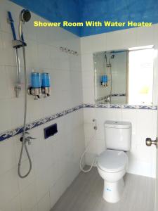 日惹纳瑞斯卡套房民宿的设有带卫生间的淋浴间的浴室