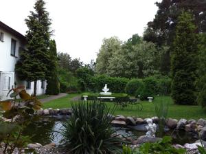 韦森贝格瓦尔德雷斯特朗约翰内斯酒店的池塘中央花园,花园中设有喷泉