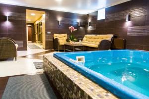 里加Bellevue Park Hotel Riga with FREE Parking的客厅设有按摩浴缸