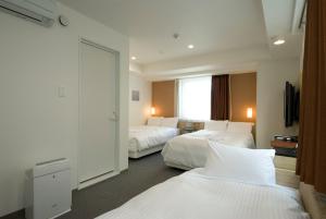 东京索特苏草莓东京京桥酒店的酒店客房设有两张床和窗户。