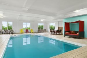 Oromocto奥罗莫克托旅馆的一个带桌椅的房间的大型游泳池