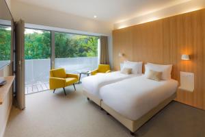 卡奥尔迪沃纳卡奥尔贝斯特韦斯特PLUS酒店的酒店客房带两张床和一张桌子以及椅子。