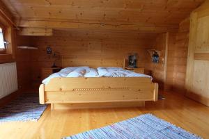 翁肯Ferienhaus Heutal的小木屋内一间卧室,配有一张床