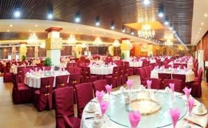 阳朔阳朔西街口大酒店的宴会厅配有白色桌子和紫色椅子