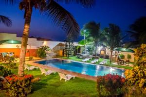 卡诺格布拉达卡诺阿住宿酒店的夜间带游泳池的别墅