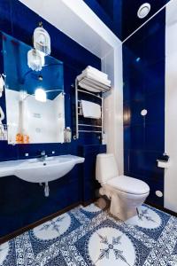 托木斯克库佩赫斯基大教堂酒店的蓝色的浴室设有卫生间和水槽
