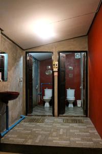 会晒小旅馆 的浴室设有2个卫生间和水槽