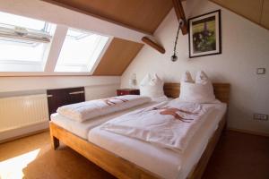 施莱登Ferienhaus Wildblick的一间卧室配有两张带白色床单的床
