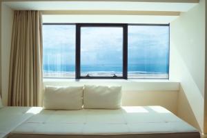 菲盖拉-达福什甜蜜大西洋酒店暨Spa的客房设有床和大窗户。
