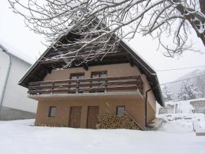 库普雷斯Planinska kuća Kupres的屋顶上积雪的房子